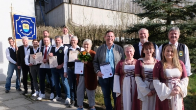  Im Mittelpunkt der Musterung der Flosser Landwehr standen Beförderungen und Ehrungen. (Bild: Fred Lehner)