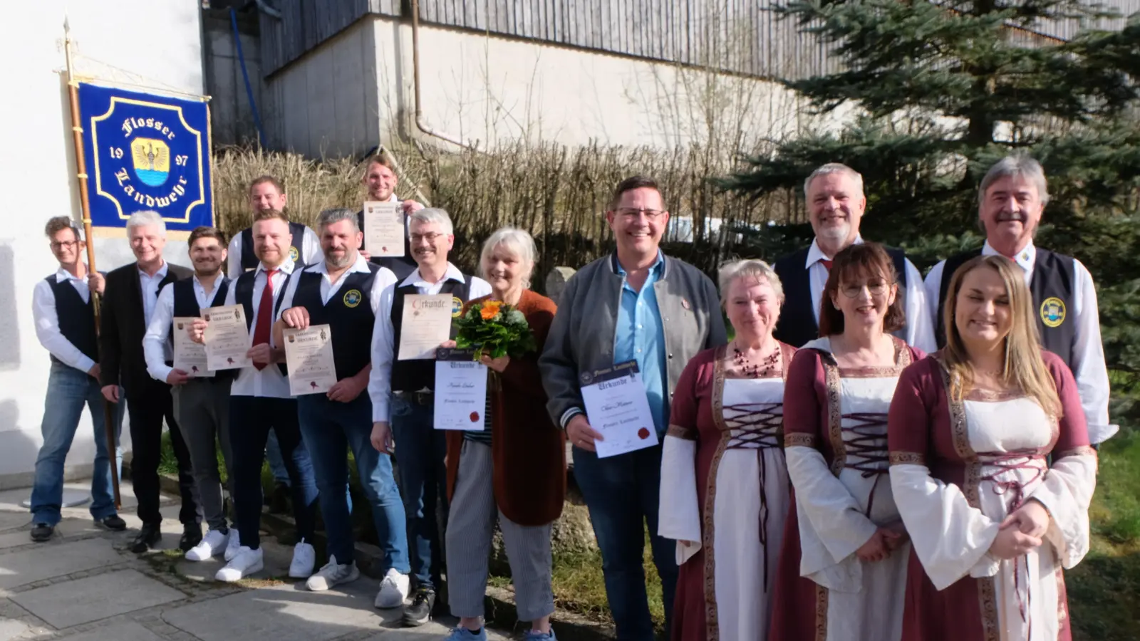  Im Mittelpunkt der Musterung der Flosser Landwehr standen Beförderungen und Ehrungen. (Bild: Fred Lehner)