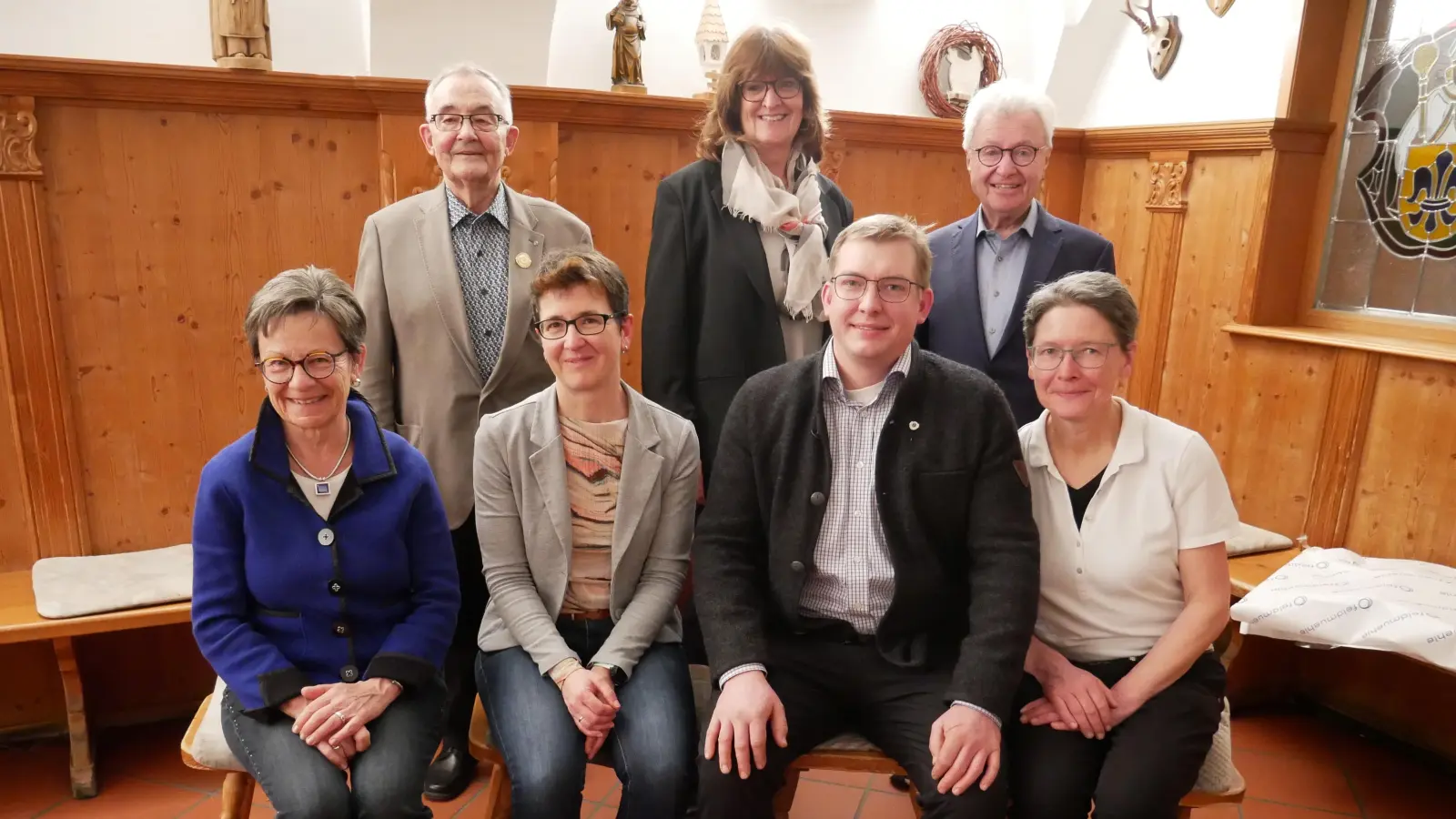 Die neu gewählte Vorstandschaft des Gerwig-Kreises Waldsassen mit Schriftführerin Gabriele Achmann, stv. Vorsitzender Martina Zanner, Vorsitzendem Michael Fortelny und Kassiererin Silvia Engel (sitzend von links) sowie Ehrenvorsitzendem Manfred Brunner, Hauptgeschäftsführerin Margit Meßner und Geschäftsführendem Hauptvereinsvorsitzenden Michael Koller vom Oberpfälzer Waldverein (stehend von links). (Bild: Hermann Müller)