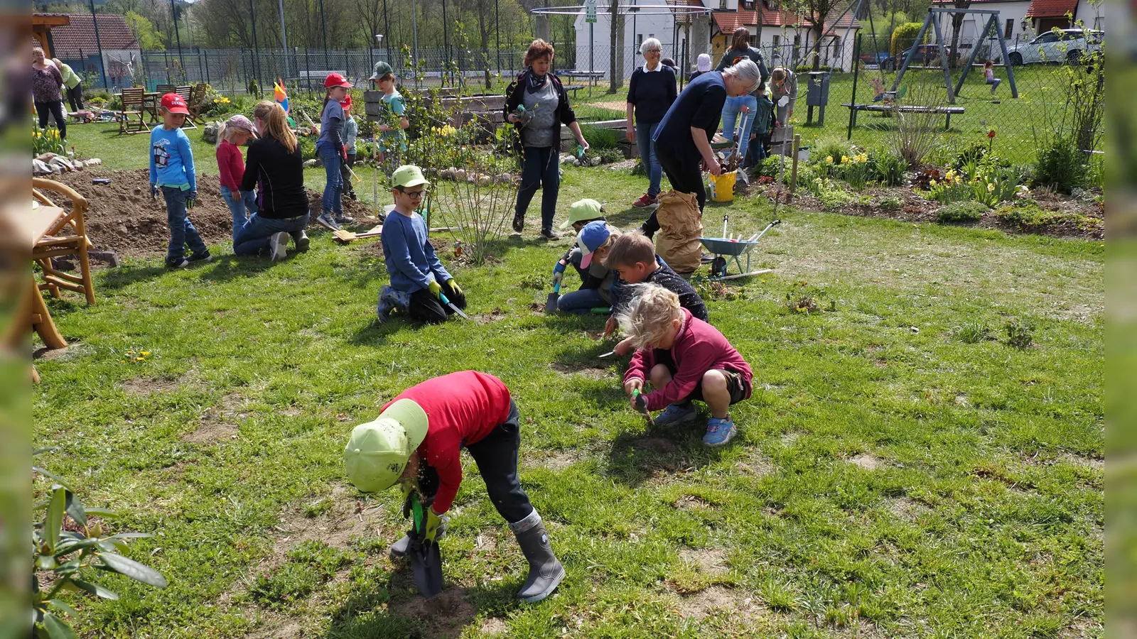 Mit viel Begeisterung erledigten die Kinder die Pflanzarbeiten im Garten. (Bild: Gerd Neumann)