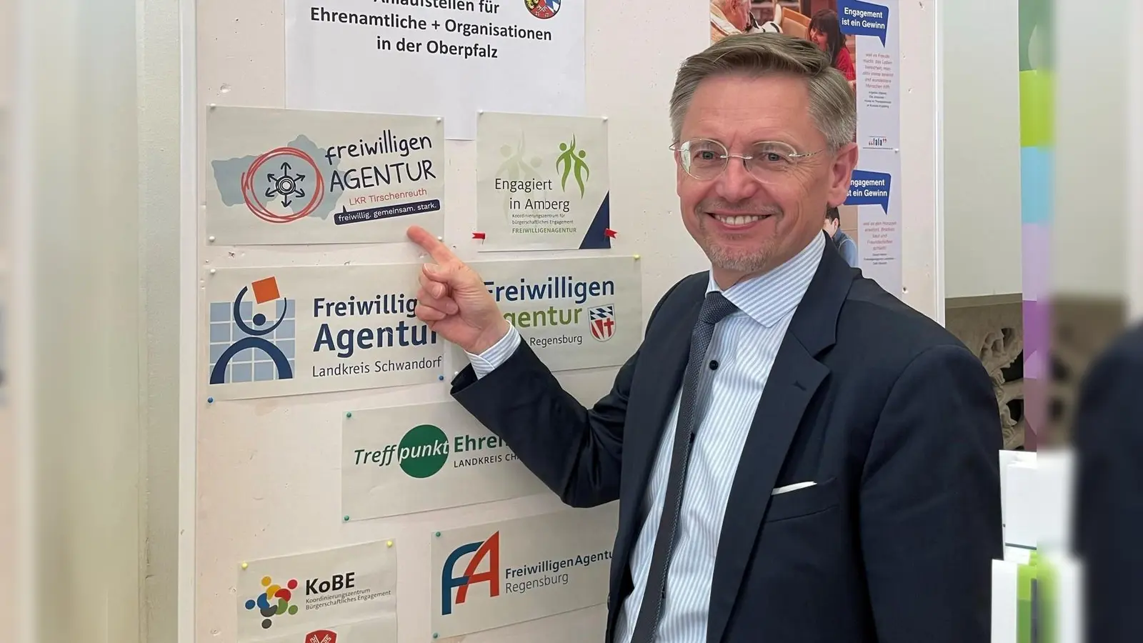 MdL und Landtagsvizepräsident Tobias Reiß beim Besuch der Ausstellung.  (Bild:  Gaby von Rhein)