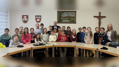 Viertklässler der Kulmainer Grundschule mit Rektorin und Bürgermeister. (Bild: Angelina Köstler)