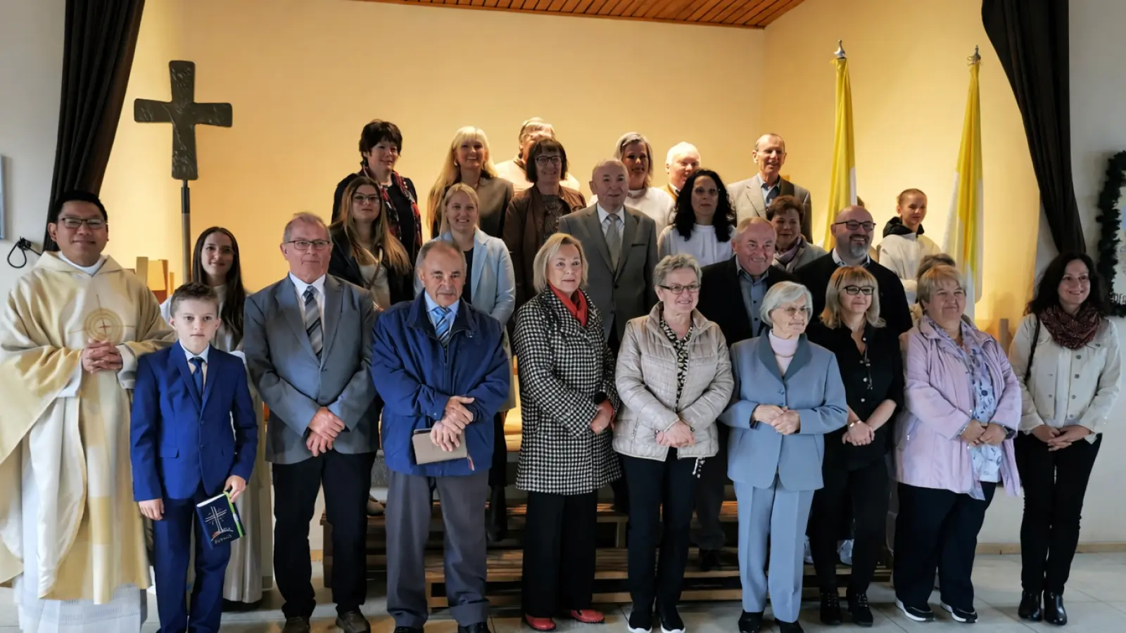 Die „Jubilare“, flankiert von den Ministranten und Pater Samuel Patton.  (Bild: Herbert Ziegler)