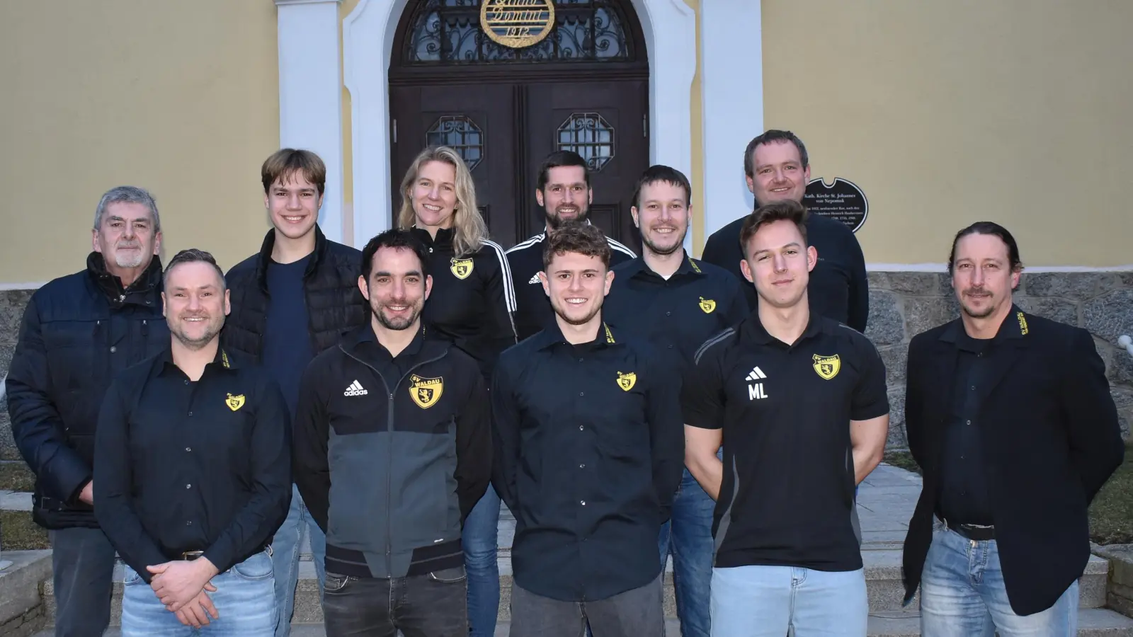 Roman Lindner und Wenzl Rauch mit den geehrten Mitgliedern in der Jahreshauptversammlung. (nicht auf dem Bild: Daniel Wolfrath) (Bild: Stefan Wiesent)