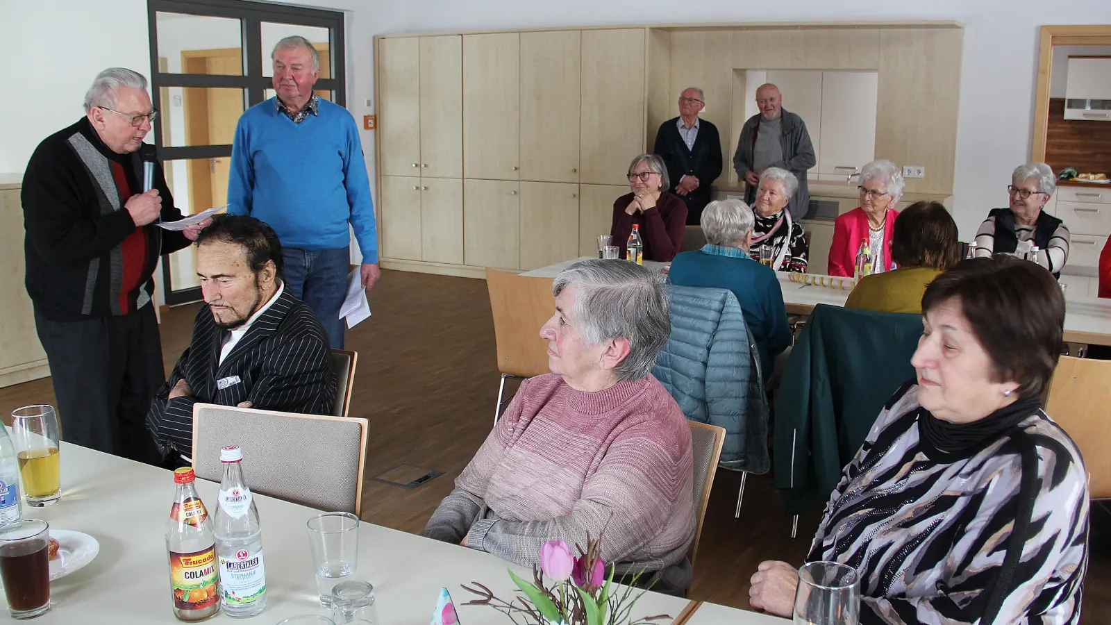 Ein Briefwechsel zum Bauantrag, fast wie aus dem richtigen Leben, vorgetragen von Pfarrer Max Stigler und Leonhard Bayerl (stehend von links). (Bild: Josef Böhm)