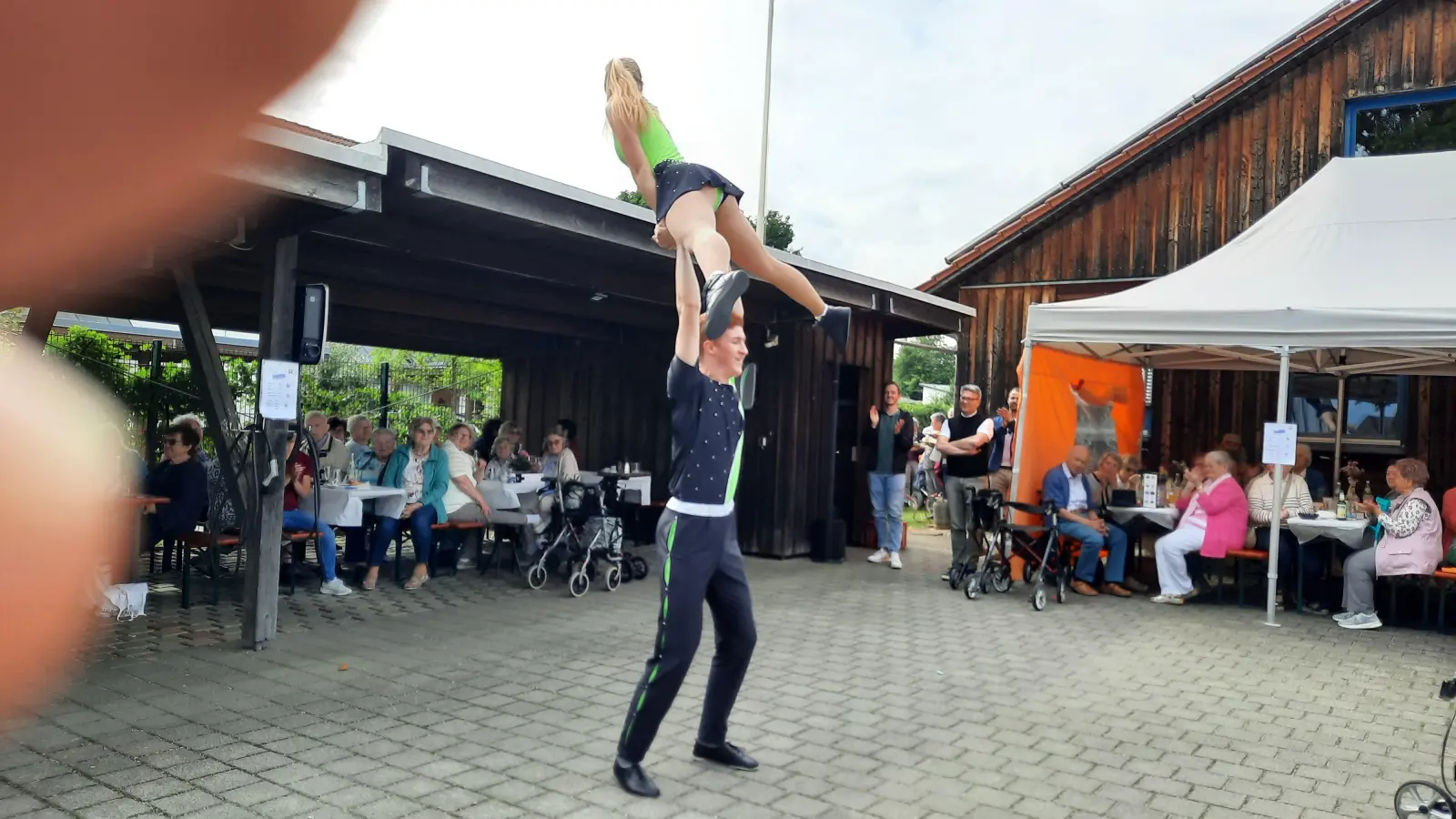 Die Seniorinnen und Senioren waren begeistert von den akrobatischen Einlagen von den Jugendlichen Chili Rockers. (Bild: Gerhard Doerfler)