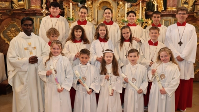 Drei Mädchen und zwei Buben traten in der Pfarrei Altendorf zum ersten Mal an den Tisch des Herrn. (Bild: Tanja Schlehuber)