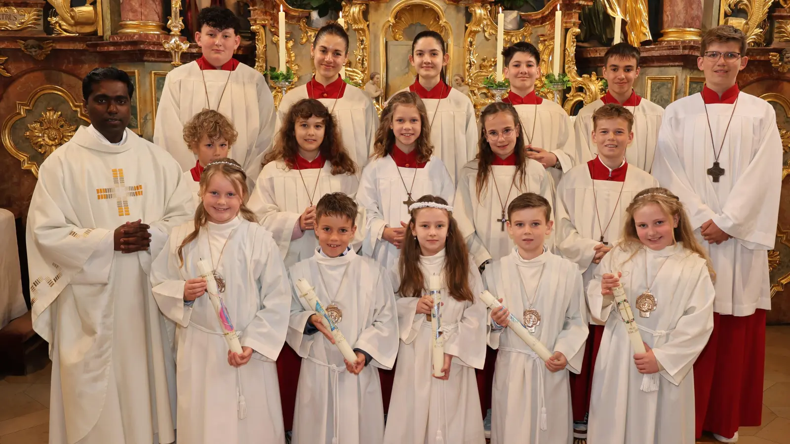 Drei Mädchen und zwei Buben traten in der Pfarrei Altendorf zum ersten Mal an den Tisch des Herrn. (Bild: Tanja Schlehuber)