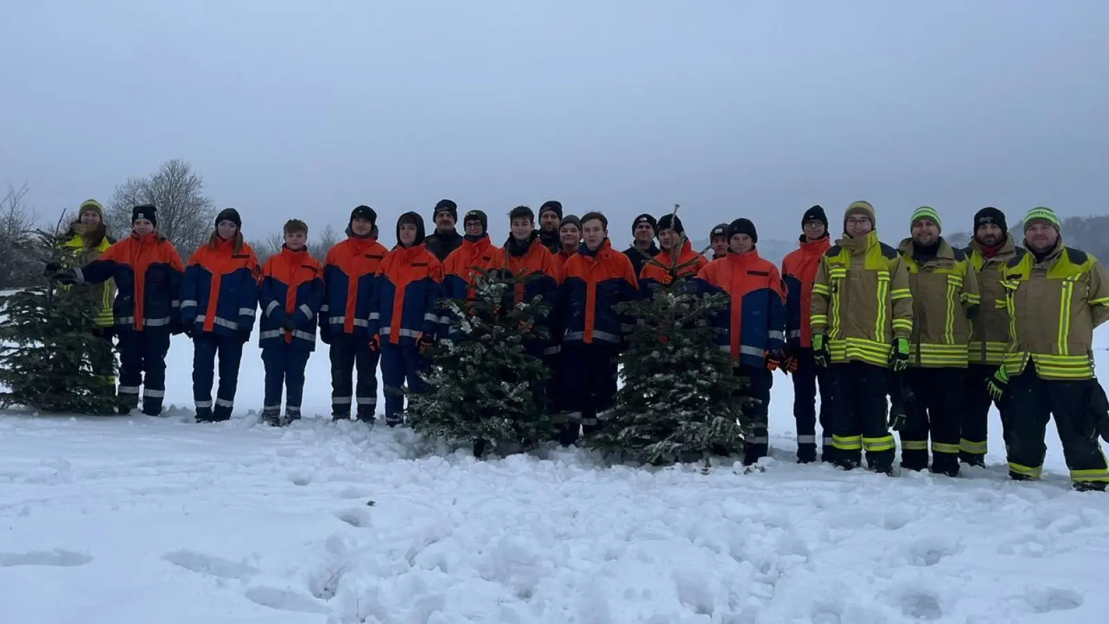 Jugendgruppe nach dem Einsammeln der Christbäume. (Bild: Markus Rippl)