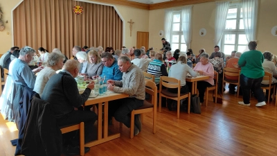 Im Bild die Teilnehmer des Fastenessens. (Bild: Waltraud Fichtner)