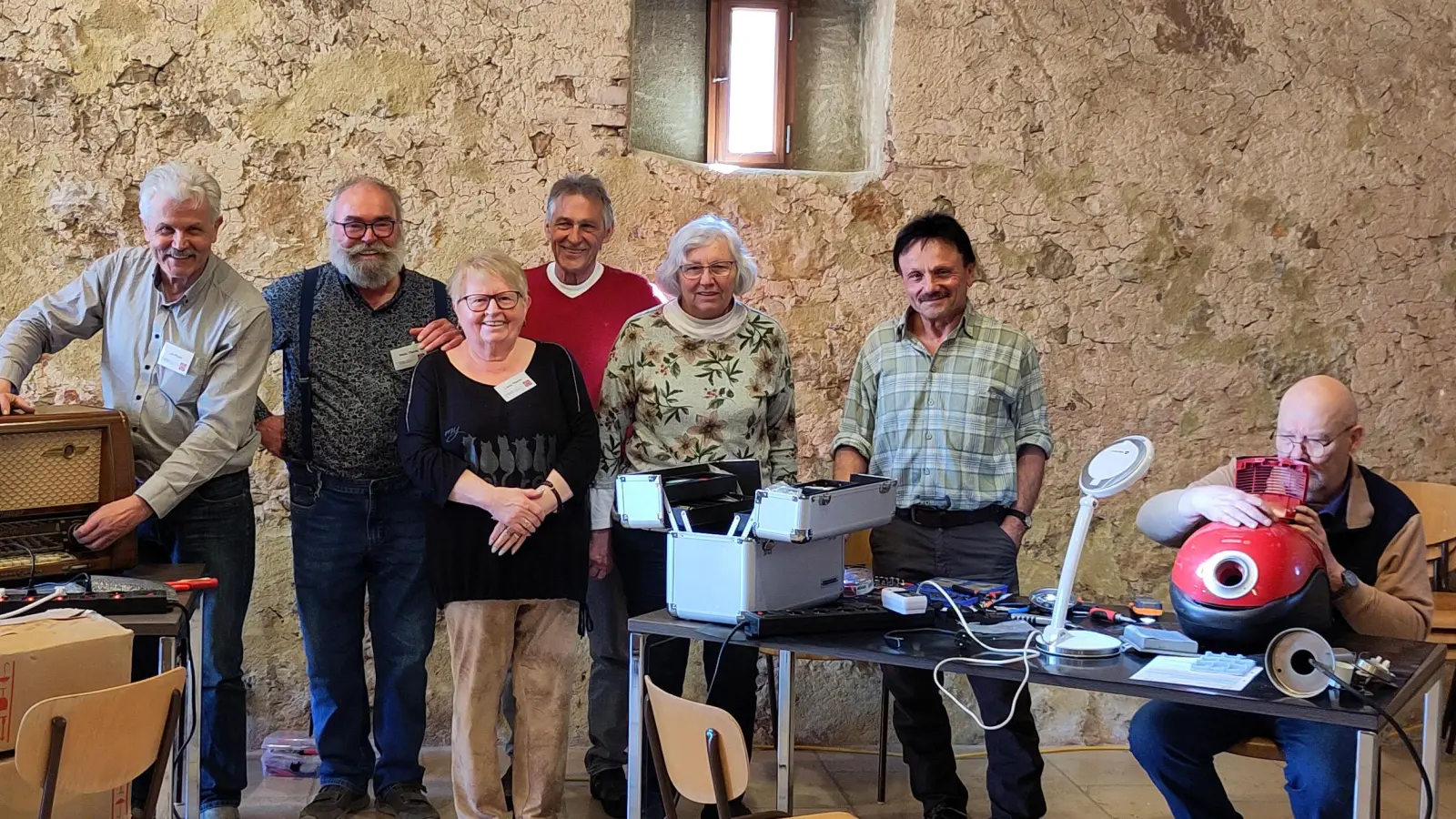 Das Reparaturteam Kastl setzt mit ihnen auch ihre defekten Geräte wieder in Gang. (Bild: Hans Yberle)