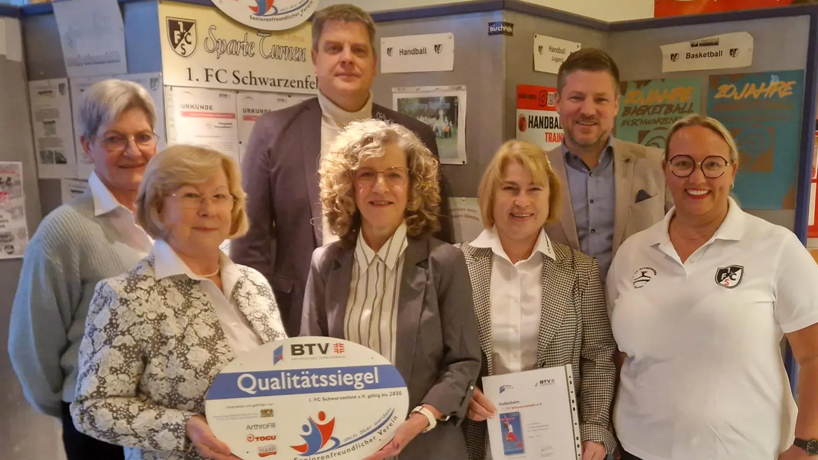 Als äußeres Zeichen wurde die Plakette „Seniorenfreundlicher Verein” an Gabi Beck (2.v.links) überreicht. (Bild: Manfred Bäumler)