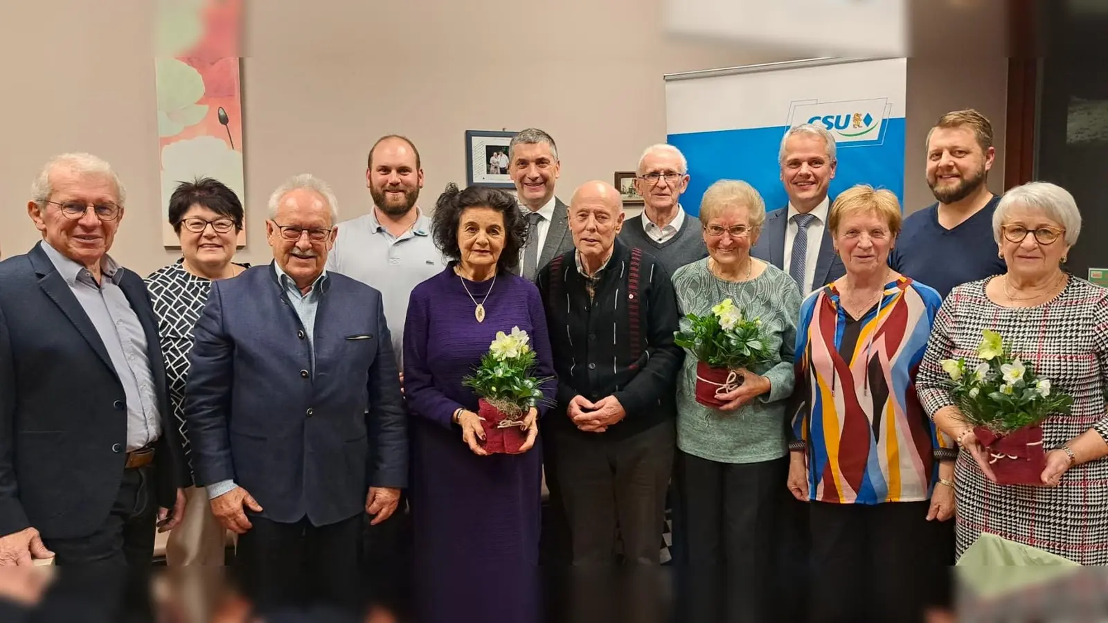Die CSU Vorsitzende Christina Rosner ( 2.v.l) CSU Kreisgeschäftsführer Markus Ziegler (6.v.l.), Bürgermeister Thomas Meiler und Frauen Union Vorsitzende Annemarie Sladky (3.v.r.) würdigten langjährige Mitglieder v.l. Franz Rosner, Werner Richter, Maximilian Üblacker, Astrid Käs, Franz Völkl sen., Hans Rosner, Maria Müller, Tobias Säckl und Gabriele Richter am Ehrenabend für ihr jahrzehntelanges Engagement . (Bild: Christina Rosner)