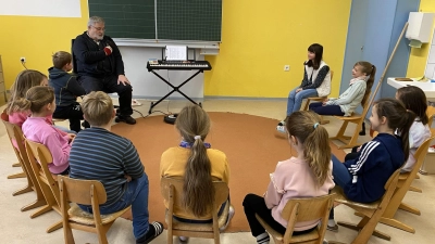  Diakon Ulrich Wabra beim Vorlesen im Kreise sehr aufmerksamer Zuhörer (Bild: Sophie Wittmann)