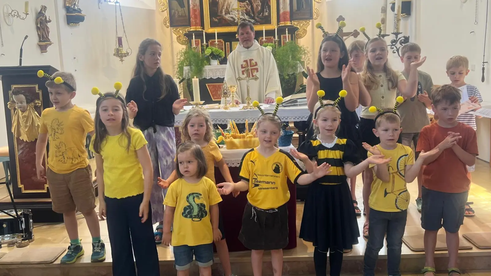 „Auch wer klein ist, kann Großes bewirken - besonders, wenn wir zusammenhalten”. Mit viel Spaß gestalteten die Kinder ihren Familiengottesdienst zum Thema „Klein, aber oho”. (Bild: Kristina Ulrich)