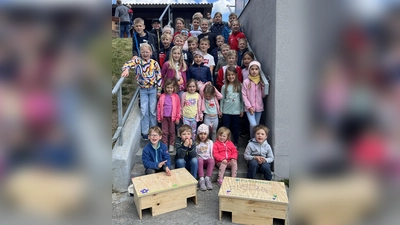 Viele Kinder-Hände für den Igel (Bild: Andrea Knipp)