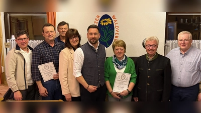 Bürgermeister Gerald Reiter, Helmut Werner, Peter Lampl, Geschäftsführerin Margit Messner, Vorsitzender Josef Holler, Anita Neudecker, Hauptvorsitzender Michael Koller und Johann Vogl (von links).<br><br> (Bild: Konrad Paa)