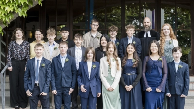 15 Konfirmandinnen und Konfirmanden feierten an Christi Himmelfahrt in der Erlöserkirche Amberg ihre Konfirmation (Bild: Severine Martin)