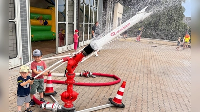 Als Highlight erwies sich heuer wieder der große Wasserwerfer, der normalerweise bei Großbränden zum Einsatz kommt. Unter Aufsicht durften die Kinder diesen selbst bedienen. Sie fanden schnell heraus, wie sich der Werfer auf die verschieden Strahlarten einstellen lässt. (Bild: Werner Schulz )