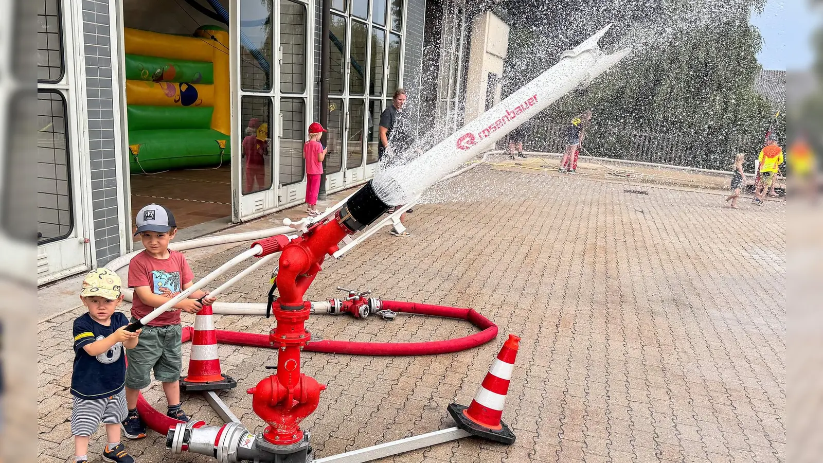 Als Highlight erwies sich heuer wieder der große Wasserwerfer, der normalerweise bei Großbränden zum Einsatz kommt. Unter Aufsicht durften die Kinder diesen selbst bedienen. Sie fanden schnell heraus, wie sich der Werfer auf die verschieden Strahlarten einstellen lässt. (Bild: Werner Schulz )