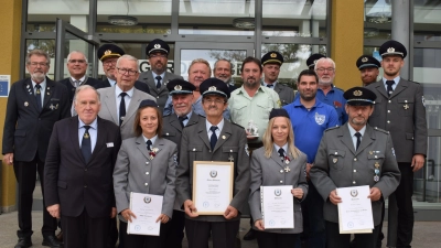 Für ihre großen Verdienste um die Soldaten- und Kriegerkameradschaft Nabburg wurde eine Reihe von Vereinskameradinnen und Vereinskameraden mit Urkunde und Ehrennadel ausgezeichnet. Das Bild zeigt die geehrten Vereinsmitglieder zusammen mit den Ehrengästen. (Bild: Richard Braun)