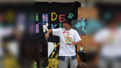 Peters Kinderzirkus gastiert im SOS-Kinderdorf Oberpfalz  (Bild: Ursula Hofmann )
