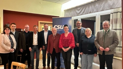 CSU Vorstandschaft mit Bürgermeister Frank Zeitler<br>(v.l.n.r. Marianne Forster, Dr. Michael Orlishausen, Michael Giesl, Hans-Georg Dobler, Tobias Knechtel, Bernd Hofmann, Ines Renner, Christopher Schmal, Tanja Kraus und BM Frank Zeitler) (Bild: Ines Renner)