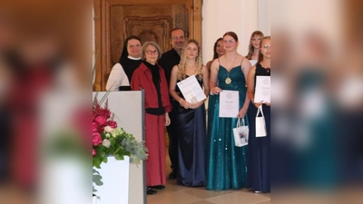 Die für ihre herausragenden Leistungen in Französisch und BwR geehrten Schülerinnen Jasmin Schmidkonz und Theresa Kraus mit ihren Lehrkräften Frau Simon und Herrn Skupin zusammen mit Sr. M. Sophia Schlembach. (Bild: Florian Trißl)