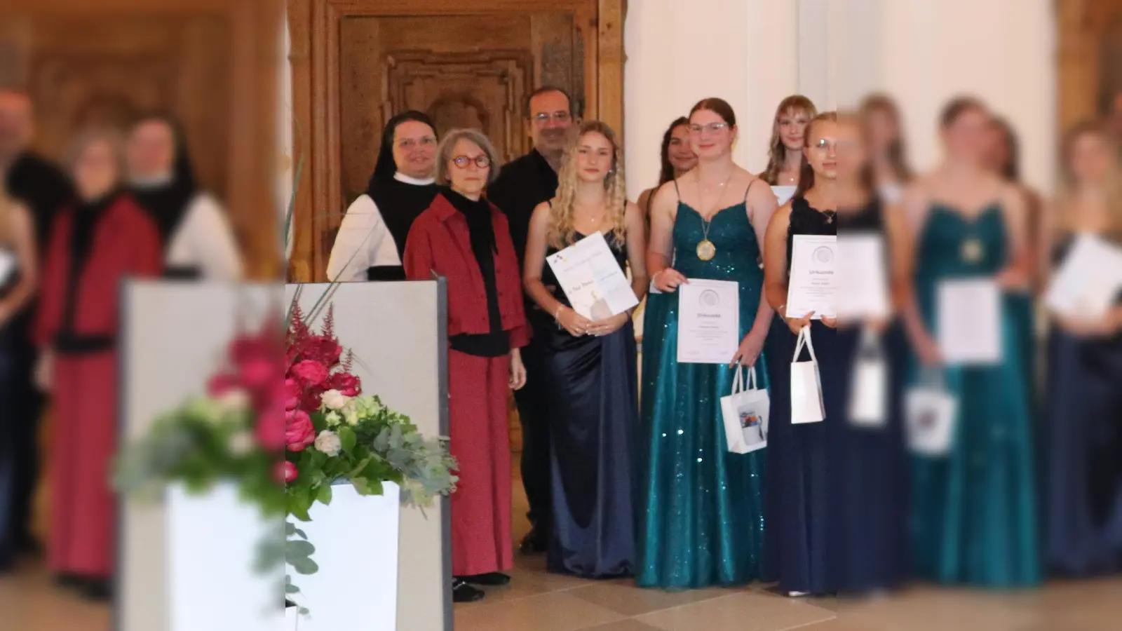 Die für ihre herausragenden Leistungen in Französisch und BwR geehrten Schülerinnen Jasmin Schmidkonz und Theresa Kraus mit ihren Lehrkräften Frau Simon und Herrn Skupin zusammen mit Sr. M. Sophia Schlembach. (Bild: Florian Trißl)
