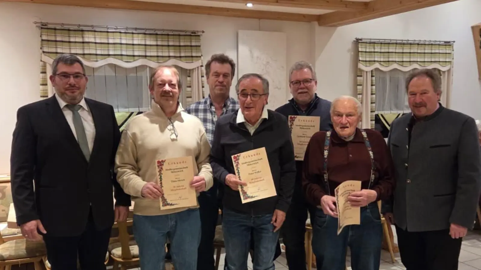 Im Bild von links nach rechts: Vorsitzender Matthias Kraft, Timo Hirsch, Peter Jacobey, Peter Pufler, Gerhard Greim, Adolf Rödl und 2. Bürgermeister Johann Brandl (Bild: Fabian Weinberger)