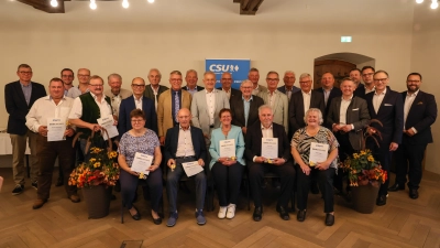 Aus dem ganzen Landkreis wurden verdiente Persönlichkeiten der CSU für ihr langjähriges kommunalpolitisches Engagement gewürdigt. (Bild: Hans Walter)