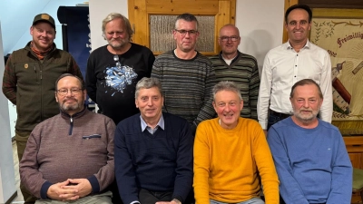 Vorne v.l.nr. Harry Apfelbacher, Hans Klann, Klaus Kurz, Günther Gnahn. Hintere Reihe: Jagdpächter Markus Gradl, Günter Lehnerer, Bernhard Ehras, Alfred Dehling, Bürgermeister Hans-Jürgen Strehl. (Bild: Hans-Jürgen Strehl)