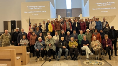 Gruppenbild der Senioren Weiden St. Elisabeth in der Chapel Netzaberg. Links außen stehend: Chaplain Major Georgel Oanca und Stadtpfarrer Thomas Jeschner. Rechts außen stehend: Pfarrvikar Malachy Okaonu; sitzend dritte von rechts: Sabine Kissler. (Bild: Margit Konze)