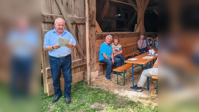 Wenn Hans Pirner aus Bernricht eine Auswahl seiner lustigen Gedichte, natürlich in Mundart, vorträgt, hat er immer aufmerksame Zuhörer.  (Bild: Ernst Luber)