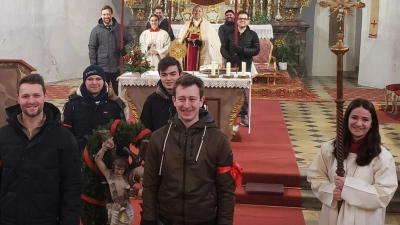 Auch heuer erinnerten die Hohenburger an ihr 1770 gegebenes Versprechen, zu Ehren des Pestheiligen St. Sebastian eine Statue durch den Markt zu tagen. Die Träger sind immer ehemalige Ministranten. Heuer waren dies Sebastian Eck und Julian Lindner (vorne v. li.) und hinten v. li. Manuel Schindler und Sebastian Höllriegl. Im Hintergrund Pfarrer Hans Jürgen Zeitler mit dem Allerheiligsten.  (Bild: Paul Böhm)