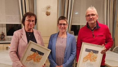 Für 50 Jahre im Posaunenchor Etzenricht-Rothenstadt wurden Sieglinde Weidner und Gerhard Spitzkopf geehrt. Pfarrerin Heidi Landgraf dankte ihnen sehr herzlich und überreichte die Urkunden.  (Bild: Martin Heiß)