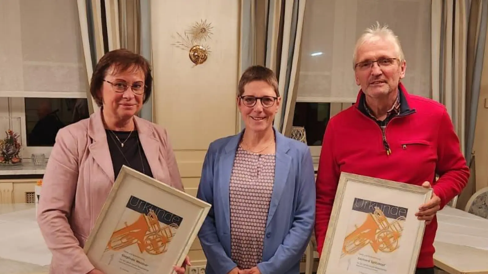 Für 50 Jahre im Posaunenchor Etzenricht-Rothenstadt wurden Sieglinde Weidner und Gerhard Spitzkopf geehrt. Pfarrerin Heidi Landgraf dankte ihnen sehr herzlich und überreichte die Urkunden.  (Bild: Martin Heiß)