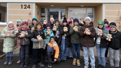 Die Kinder mit Maskottchen „Werni”. (Bild: Lisa Saradeth)