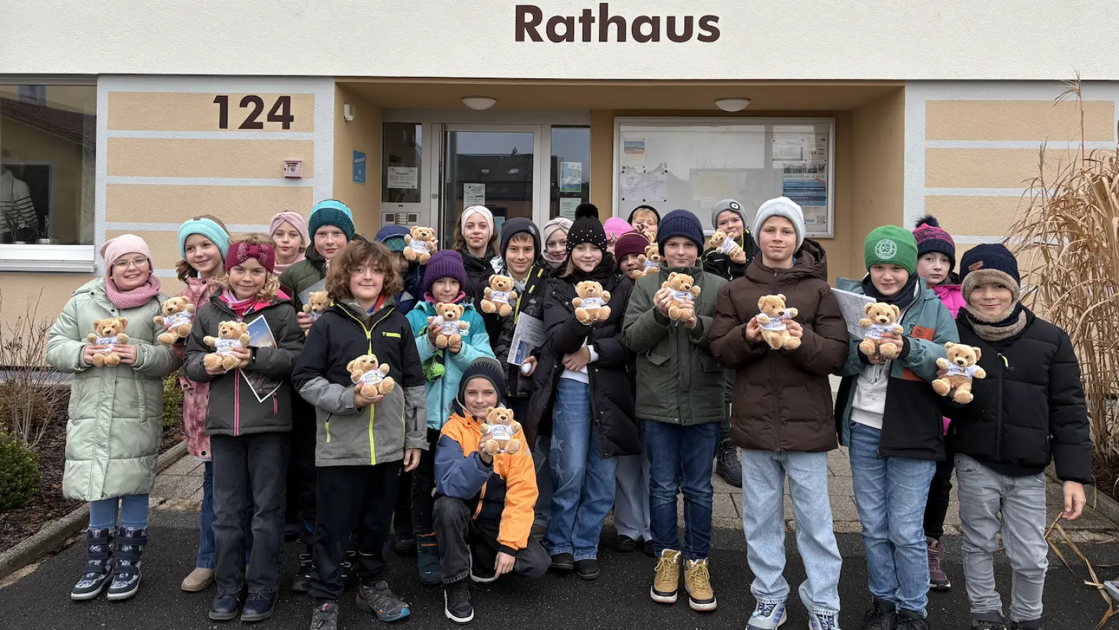 Die Kinder mit Maskottchen „Werni” (Bild: Lisa Saradeth)