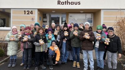 Die Kinder mit Maskottchen „Werni” (Bild: Lisa Saradeth)