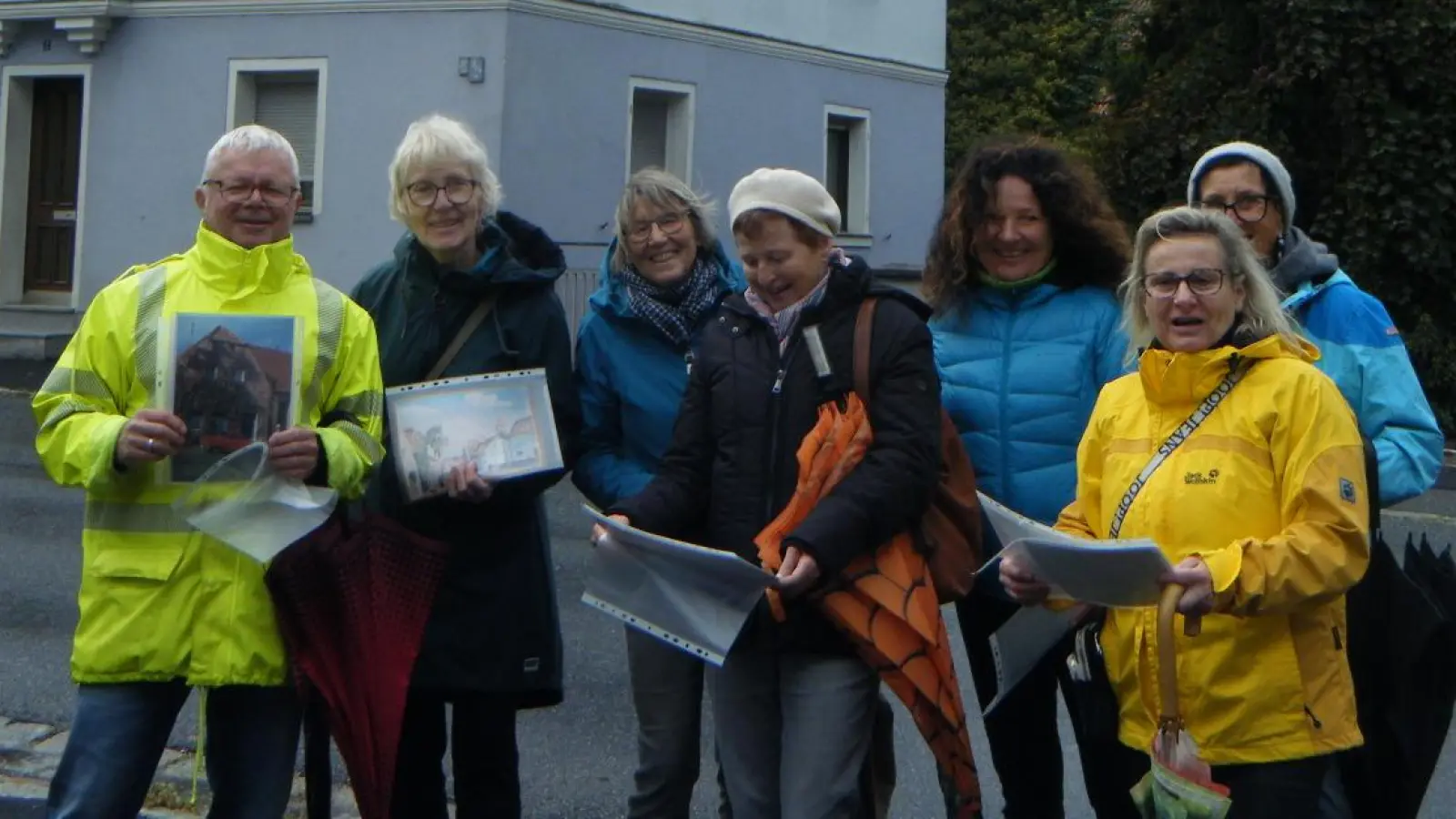 Das Foto zeigt „Bebbo“ Schuller (ganz links) mit den Teilnehmerinnen vor dem Geburtshaus vom „Sechser-Koarl“. (Bild: Josef "Bebbo" Schuller)