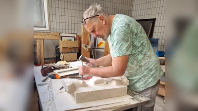 Künstler Toto hat einen Kalkstein aus der Gründerzeit von Paris mit nach Waldsassen gebracht und ihn für die Klosterstadt mit einem Relief bearbeitet.  (Bild: Nadja Aumann)