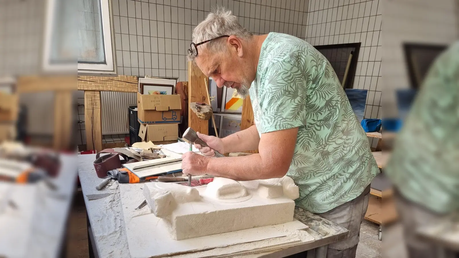 Künstler Toto hat einen Kalkstein aus der Gründerzeit von Paris mit nach Waldsassen gebracht und ihn für die Klosterstadt mit einem Relief bearbeitet.  (Bild: Nadja Aumann)