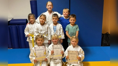 Stolz präsentieren die Prüflinge ihre Urkunden (Bild: Manfred Schmid)