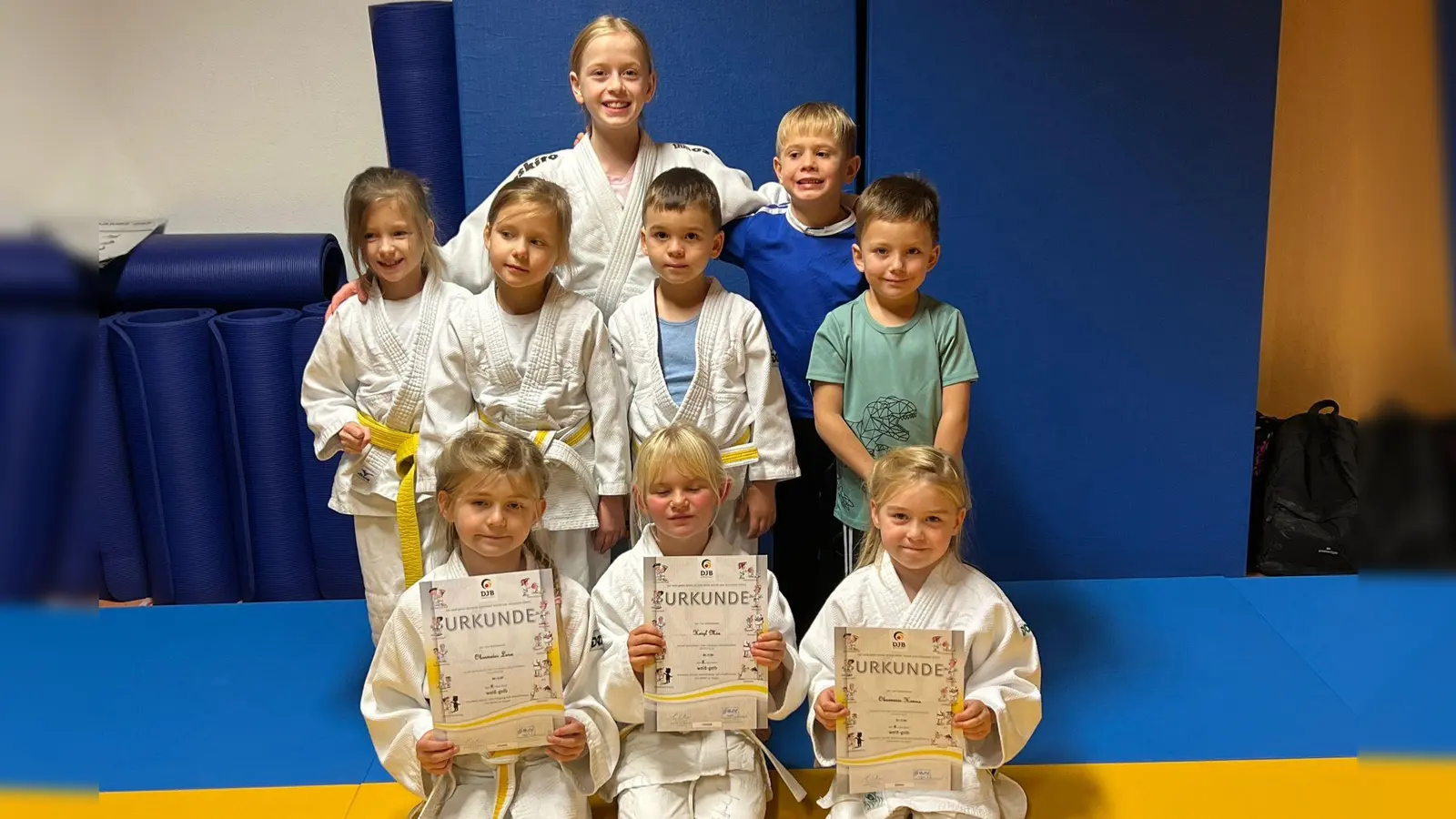 Stolz präsentieren die Prüflinge ihre Urkunden (Bild: Manfred Schmid)