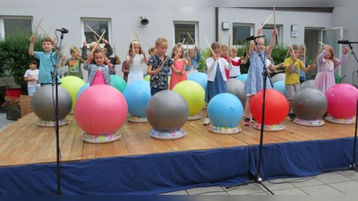 Schöne Vorführungen der Schüler unterhielten die Gäste des Schulfest (Bild: Johann Adam)