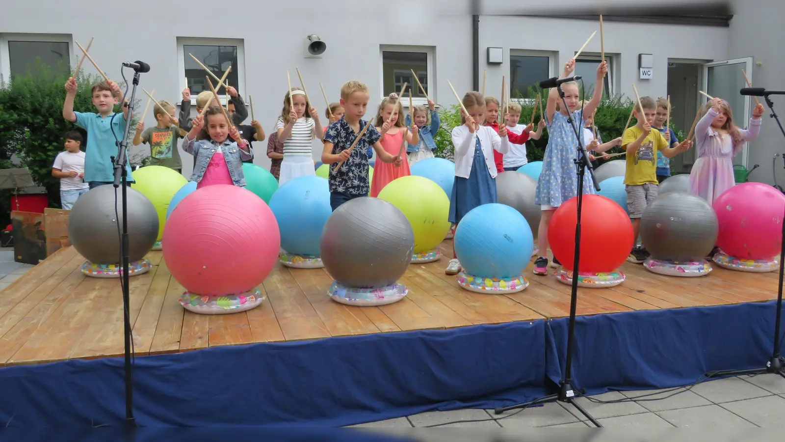 Schöne Vorführungen der Schüler unterhielten die Gäste des Schulfest (Bild: Johann Adam)