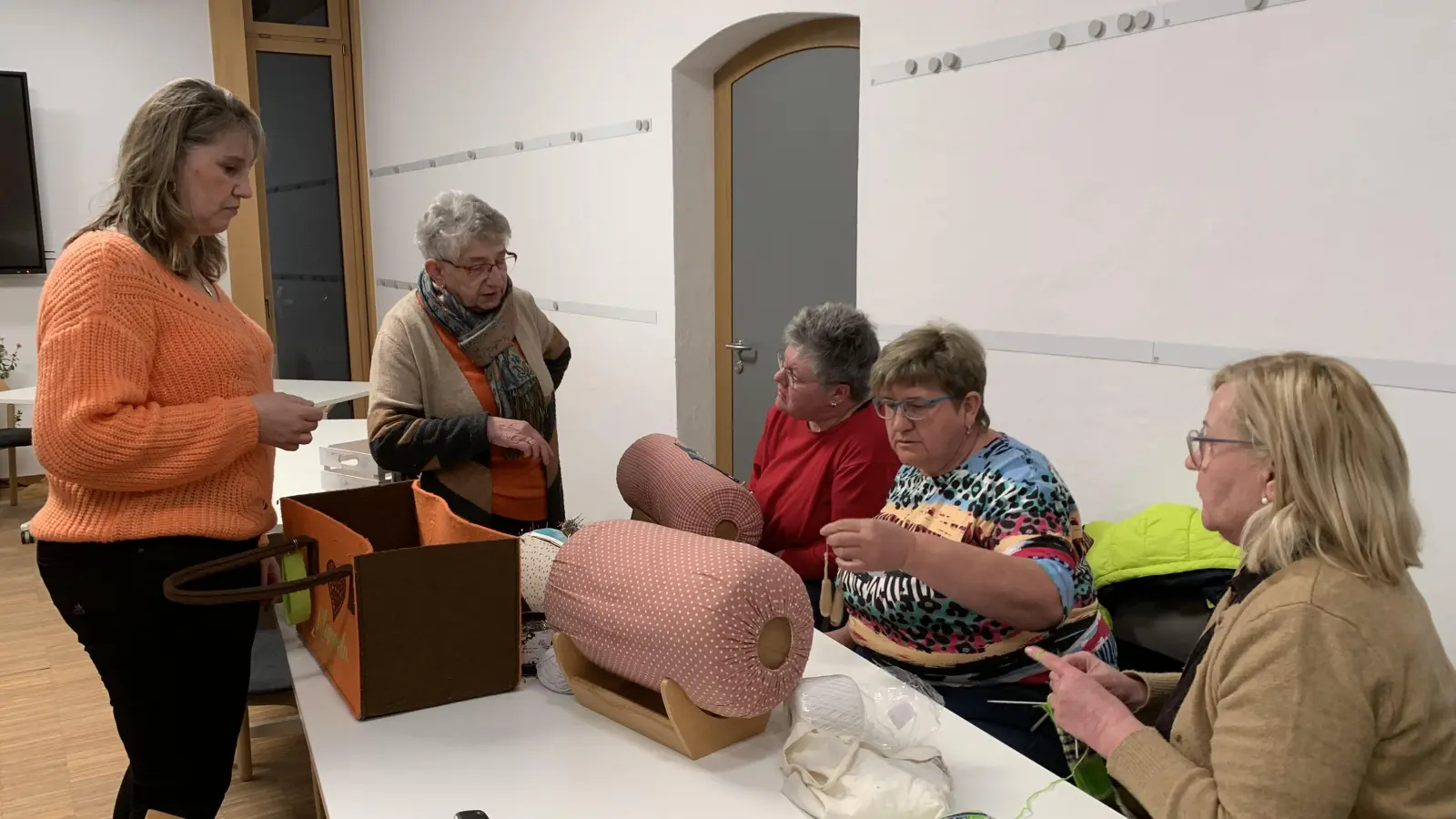 Monika Gebhard (Kuttner Hilde) und Tanja Bentele mit den Handarbeiterinnen beim Fachsimpeln. (Bild: Nicole Rochelt)