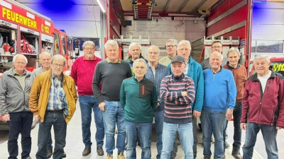 Die FC Radler besuchen Riedens Feuerwehrzentrale und bekommen Infos aus erster Hand von Kommandant Rainer Salbeck und Bürgermeister Erwin Geitner. (Bild: Josef Weinfurtner)
