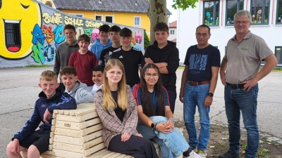 Übergabe der Sitzbank (Bild: Beate Lobinger)